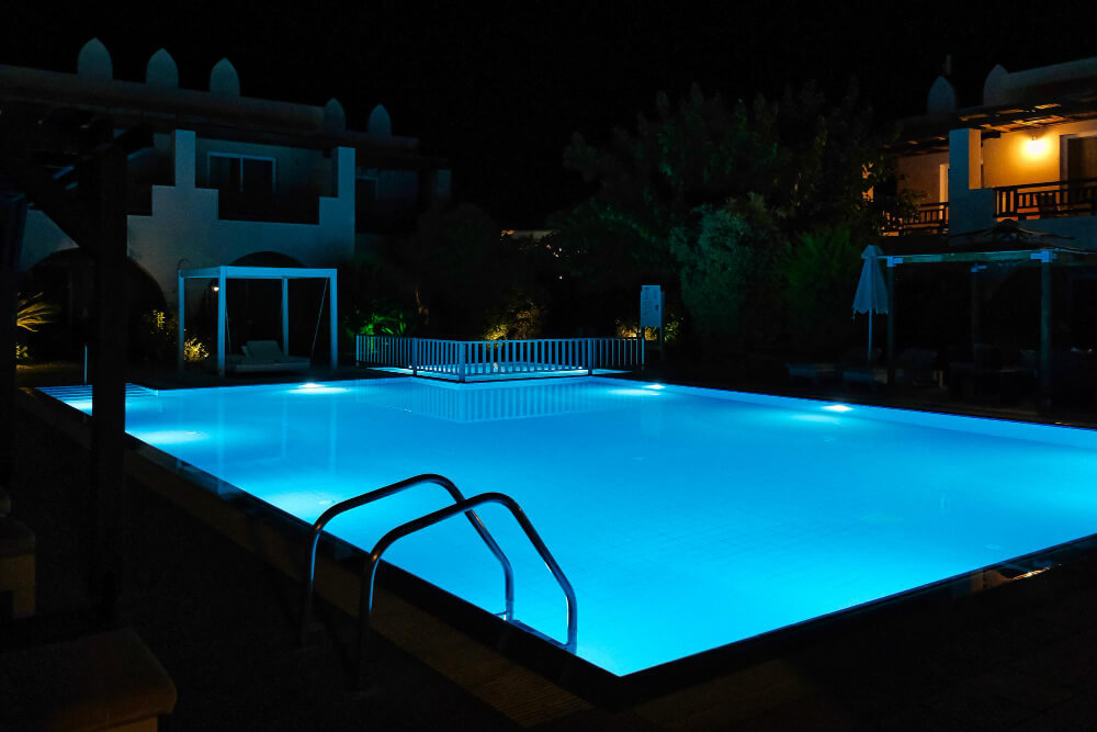 Ideas de iluminación para realzar tu piscina de fibra de noche y crear un ambiente único